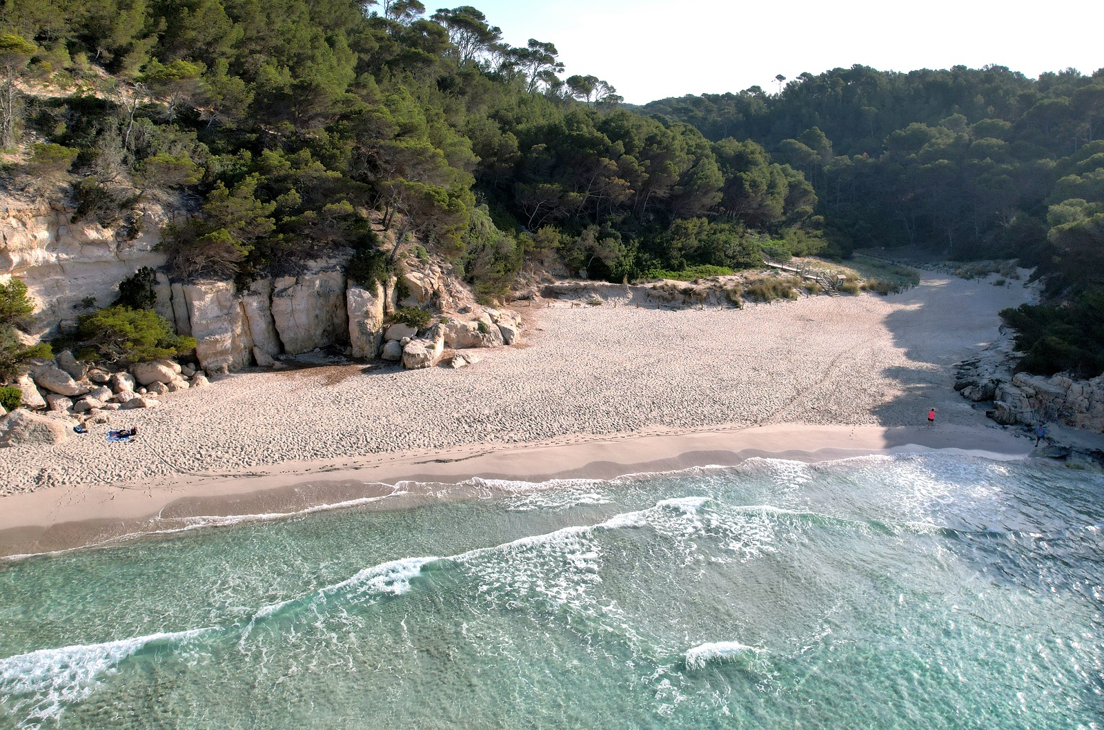 Descubre la Maravillosa Cala Mitjana: Un Rincón de Ensueño en Menorca.